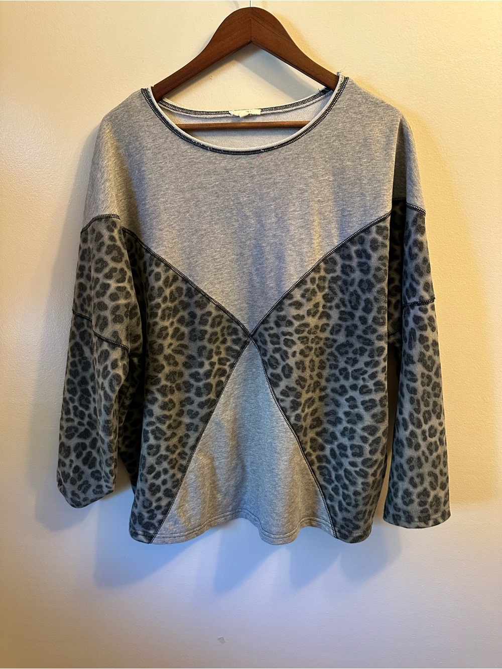 #381 easel Grey Leopard-Panel Pullover Sweatshirt